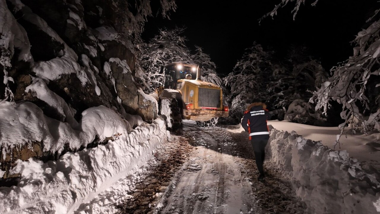 Trabzon'un Maçka ilçesinde kar yağışının ardından küçükbaş hayvanlarıyla yaylada mahsur kalan baba...