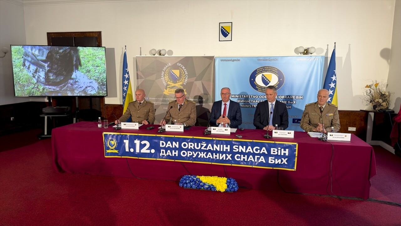 Bosna Hersek Savunma Bakanı Zukan Helez (ortada), 19'uncusu kutlanacak Bosna Hersek Silahlı...