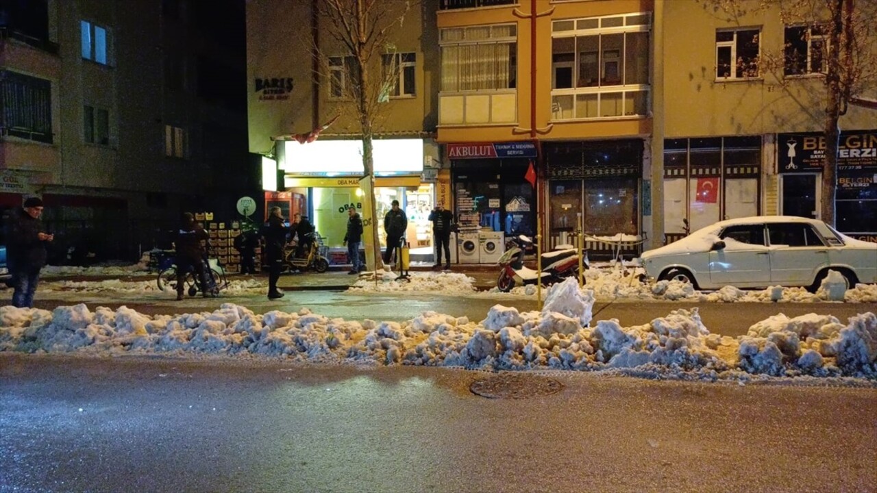 Konya'nın Seydişehir ilçesinde uğradığı silahlı saldırı sonucu yaralanan kişi hastaneye...