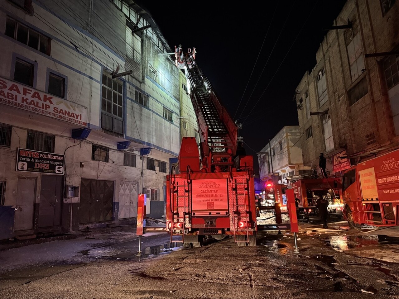 Gaziantep'te ayakkabı ve terlik imalathanesinde çıkan yangın itfaiye ekiplerinin müdahalesiyle...