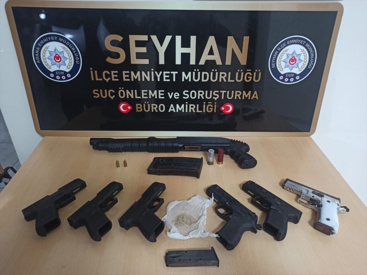 Adana'nın merkez Seyhan ilçesindeki evinde ruhsatsız 6 tabanca ve pompalı tüfek ile 6 gram...