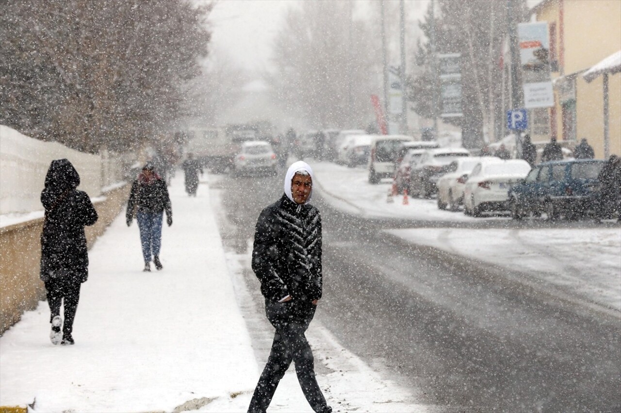 Ardahan kent merkezinde kar yağışı etkili oldu.