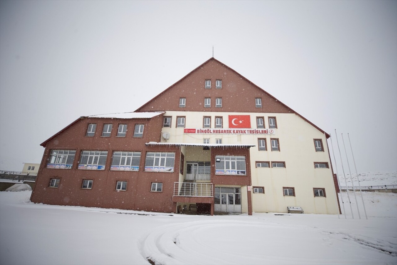 Doğu Anadolu Bölgesi'nin kış sporu merkezleri arasında yer alan Bingöl'deki Hesarek Kayak Merkezi...