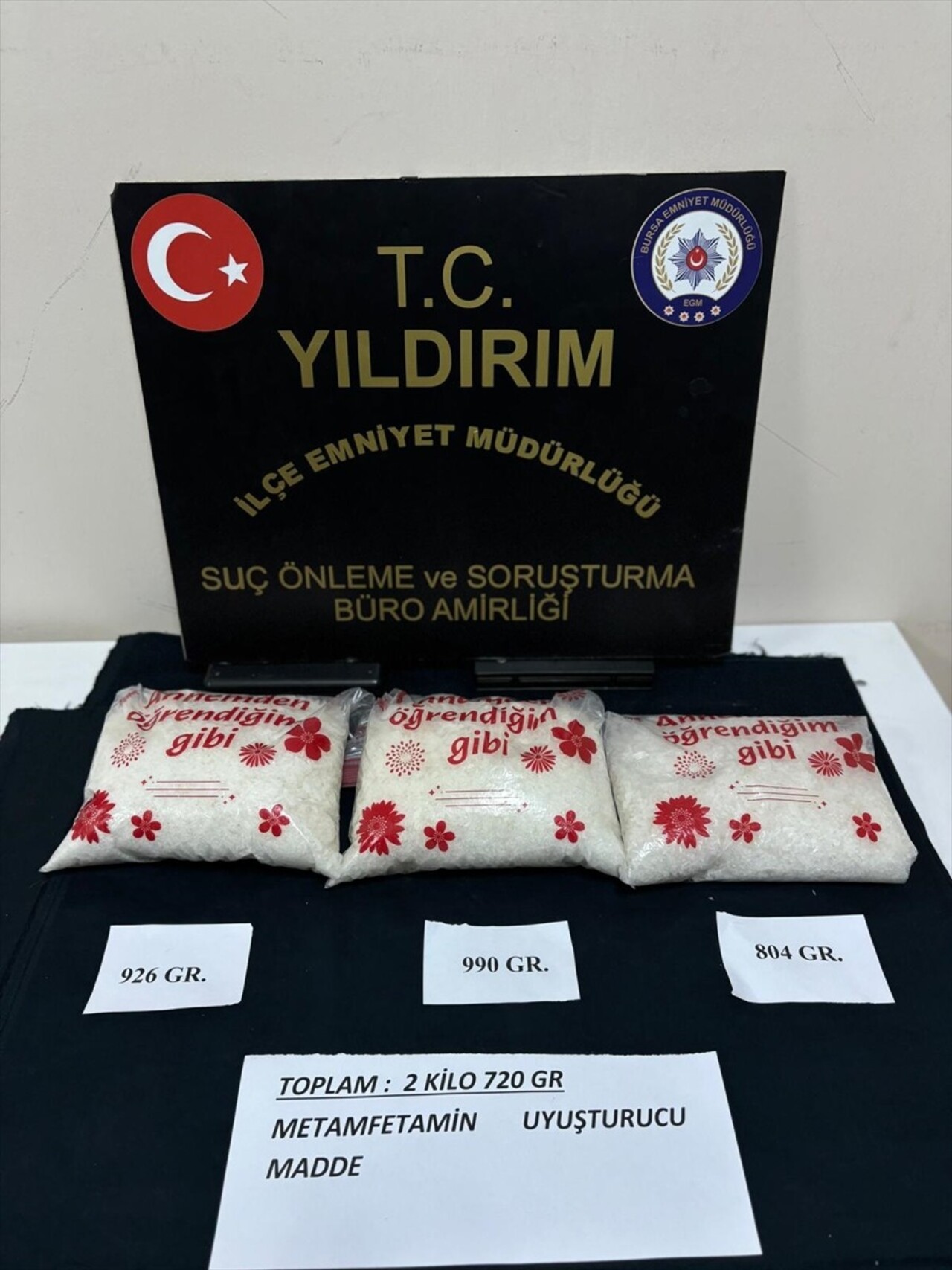 Bursa'nın Yıldırım ilçesinde yastık kılıfının içerisine gizlenmiş 2 kilo 720 gram uyuşturucunun...