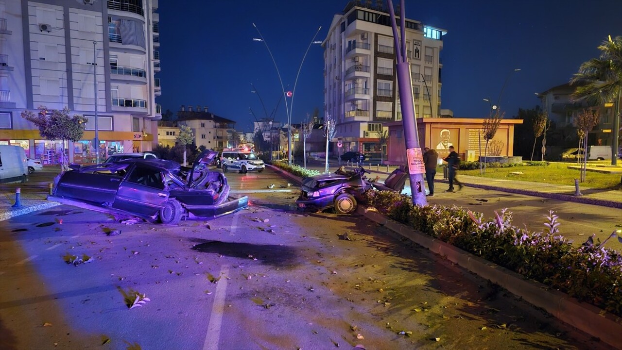 Antalya'nın Manavgat ilçesinde aydınlatma direğine çarparak ikiye bölünen otomobildeki 17...