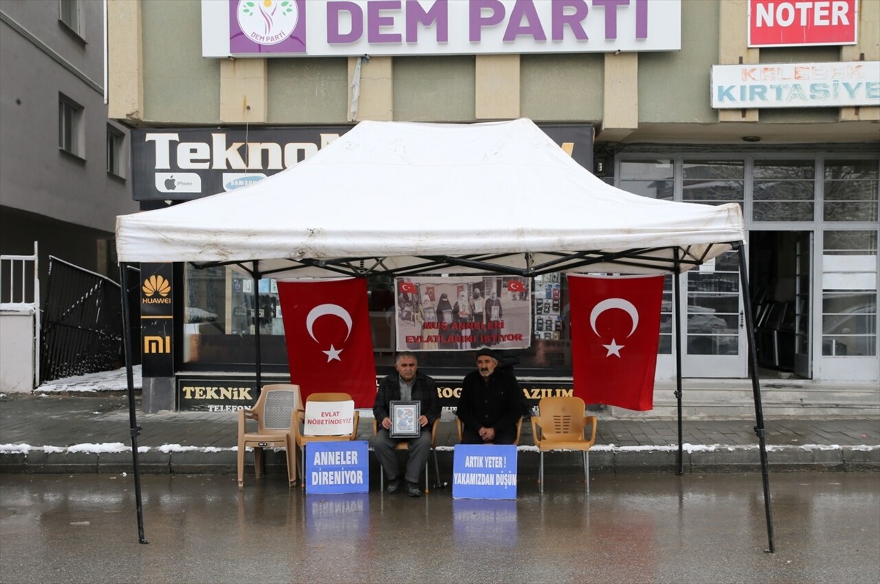 Muş'ta çocuklarını terör örgütü PKK'dan kurtarmak isteyen aileler, DEM Parti İl Başkanlığı binası...