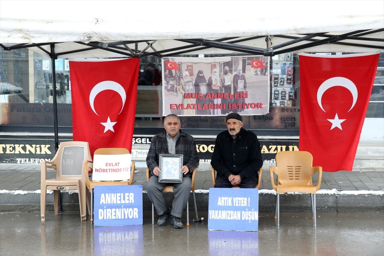 Muş'ta çocuklarını terör örgütü PKK'dan kurtarmak isteyen aileler, DEM Parti İl Başkanlığı binası...