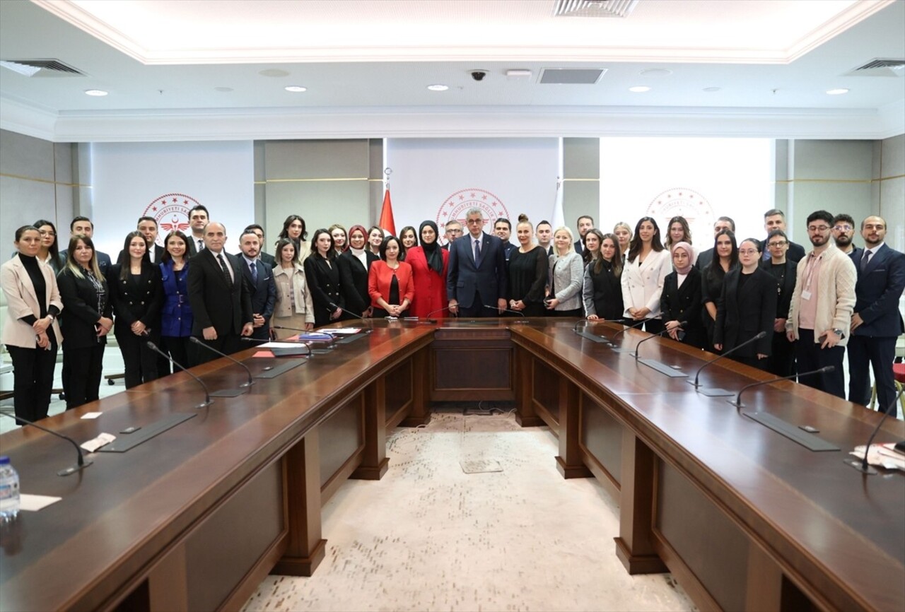 Sağlık Bakanı Kemal Memişoğlu, sağlık muhabirleri ile Bakanlıkta bir araya geldiği toplantıda...