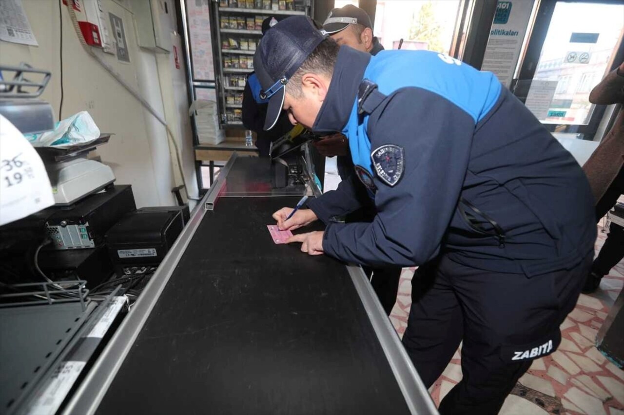 Gaziantep'te Şahinbey Belediyesi Zabıta ekipleri tarafından yapılan denetimlerde bir zincir market...