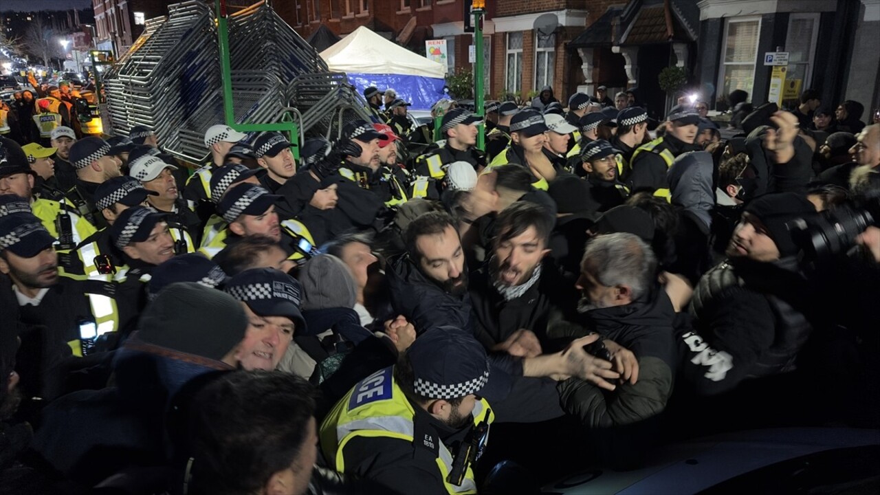 İngiltere'de polis, terör örgütü PKK'ya yönelik yürüttüğü soruşturma kapsamında 2'si kadın, 7...