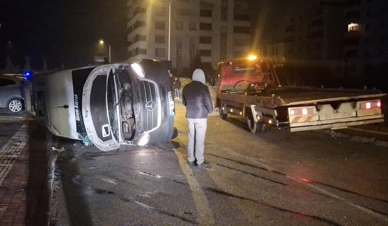 Bursa'nın Osmangazi İlçesinde, servis minibüsü ile otomobilin çarpışması sonucu 8 kişi...