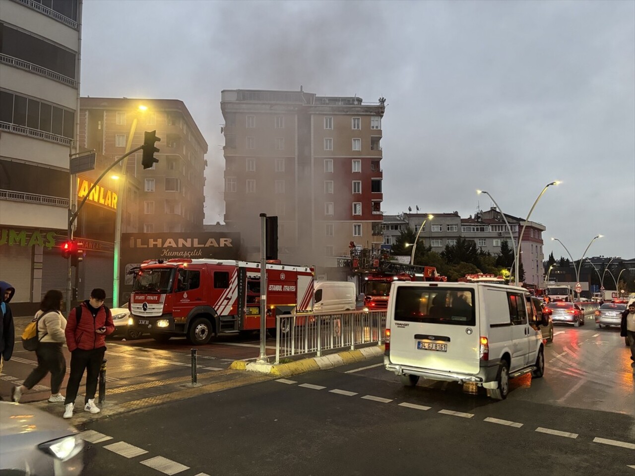 Zeytinburnu’nda tekstil firmasına ait depoda çıkan yangın itfaiye ekiplerince söndürüldü.