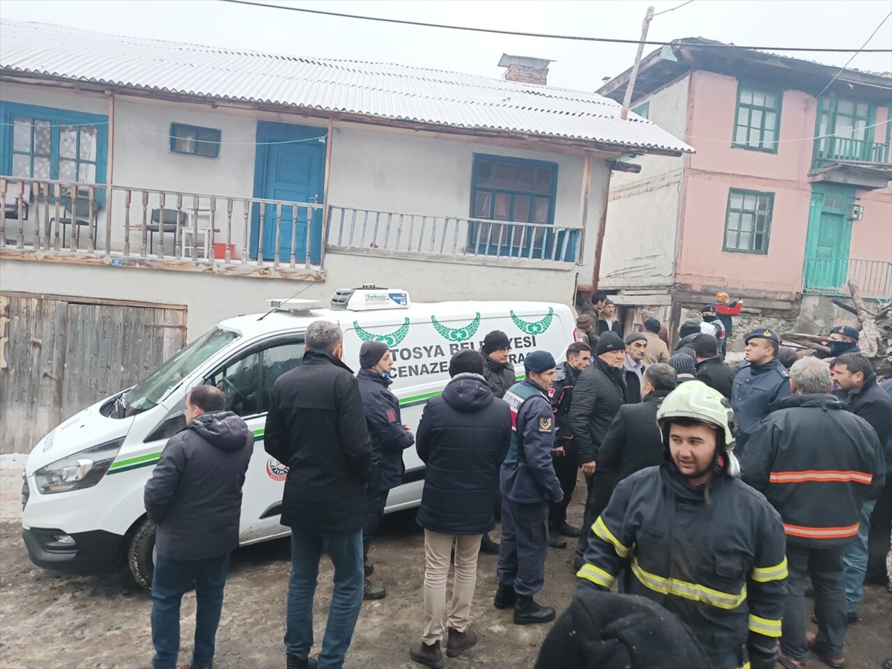 Kastamonu'nun Tosya ilçesinde bir evde çıkan yangında baba ve engelli oğlu öldü, 1 kişi...