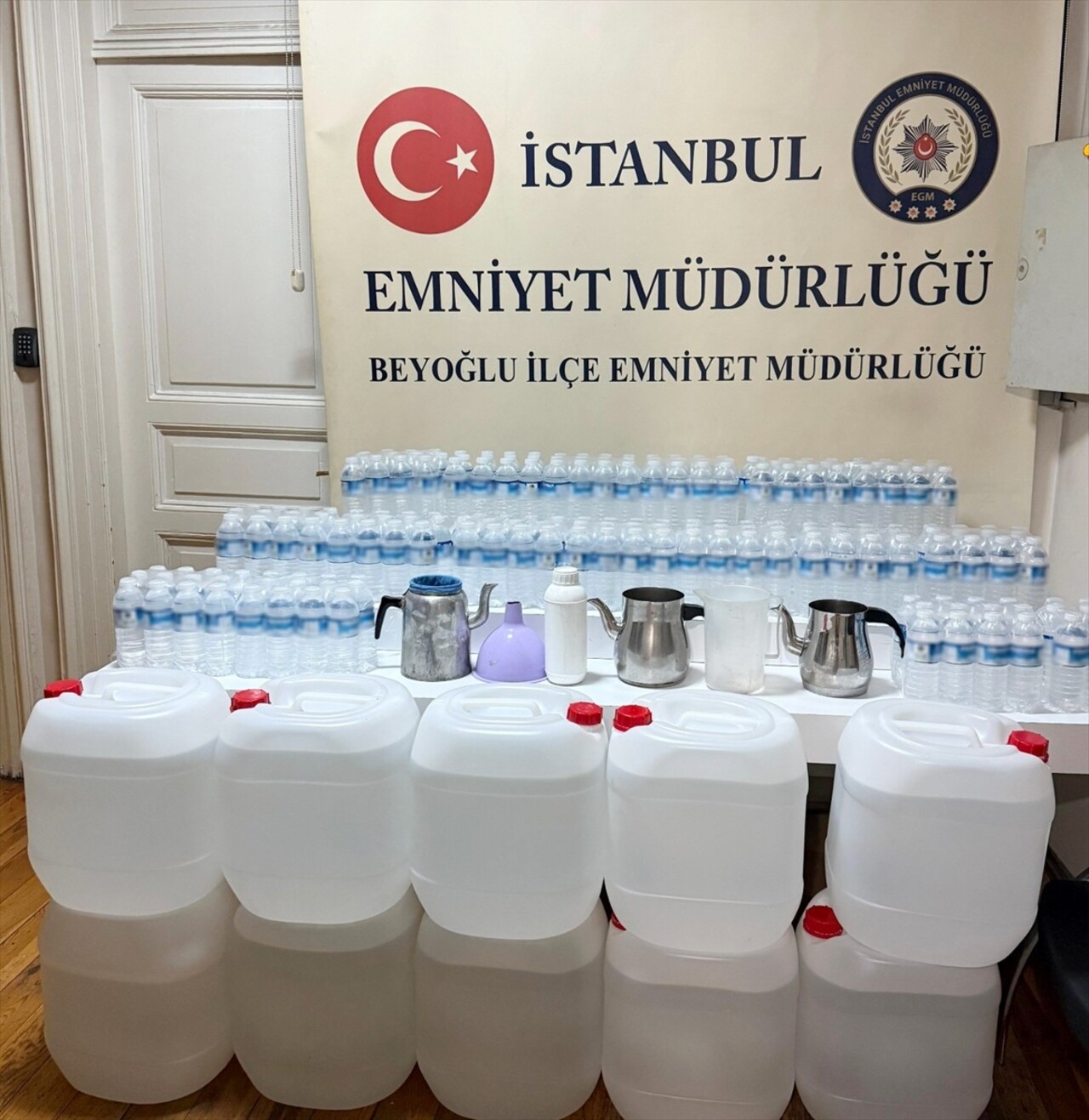 İstanbul'da sahte içkiden yaşamını yitirenlerin sayısı 3'e yükseldi. Yapılan aramalarda 410 litre...