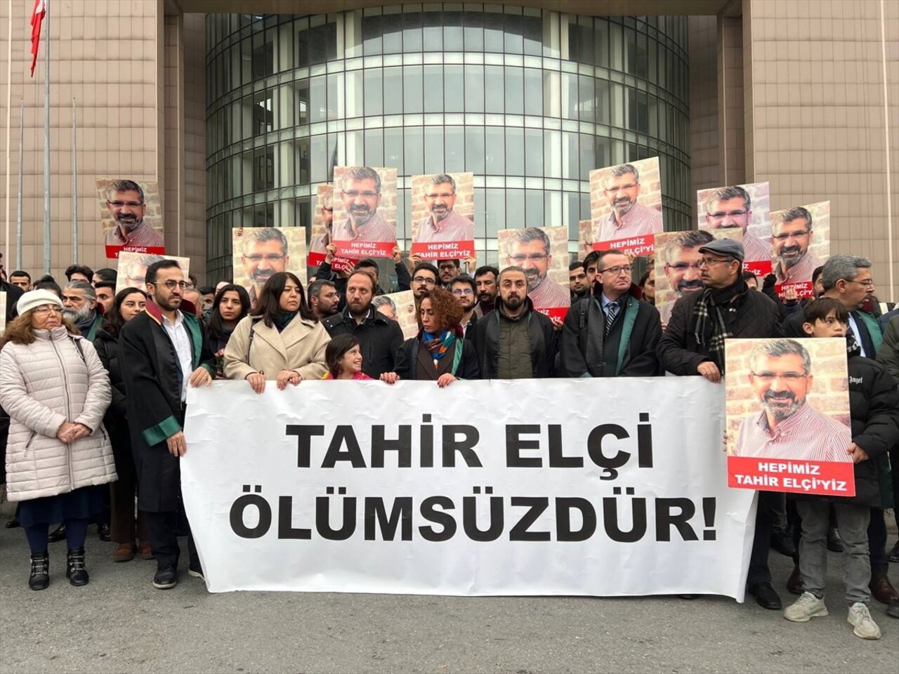 Diyarbakır'ın Sur ilçesinde 9 yıl önce 2 polisin şehit olduğu terör saldırısının ardından çıkan...