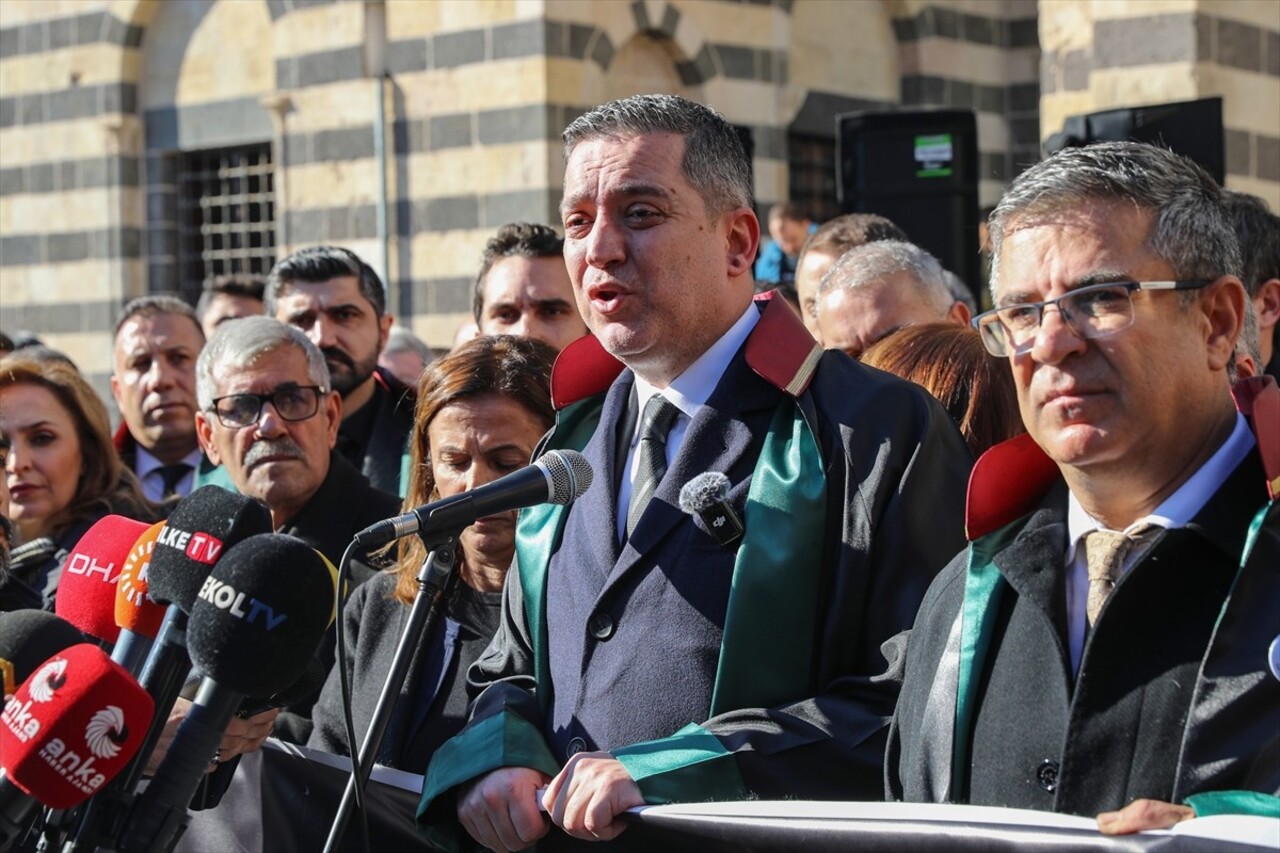 Diyarbakır'ın Sur ilçesinde 9 yıl önce 2 polisin şehit olduğu terör saldırısının ardından çıkan...