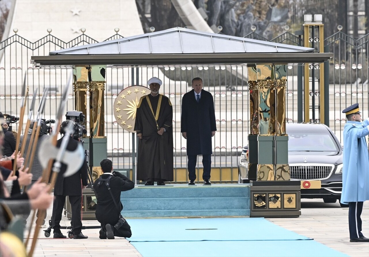 Cumhurbaşkanı Recep Tayyip Erdoğan, Türkiye'ye ziyarette bulunan Umman Sultanı Heysem bin Tarık’ı...