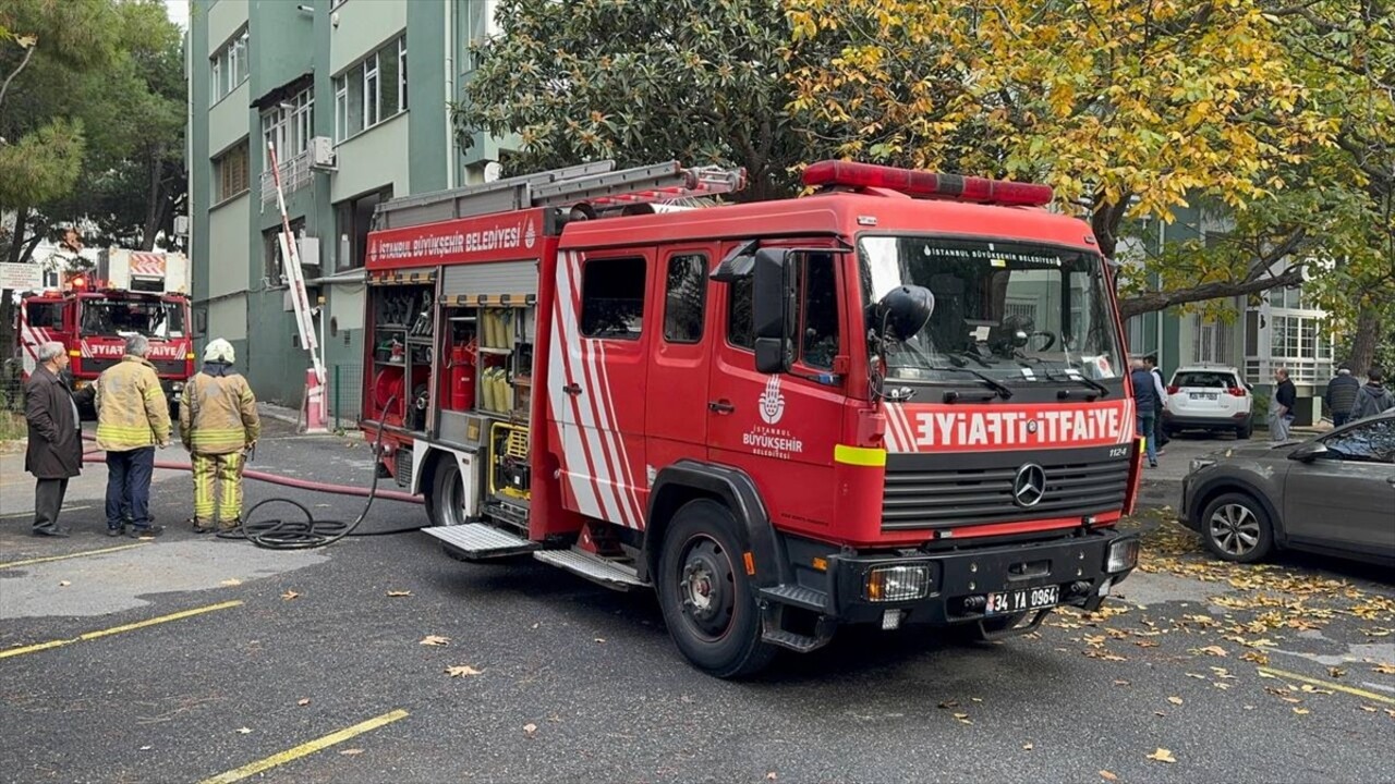 Kadıköy'de restoranın baca kısmında çıkan yangın itfaiye ekiplerinin müdahalesiyle...