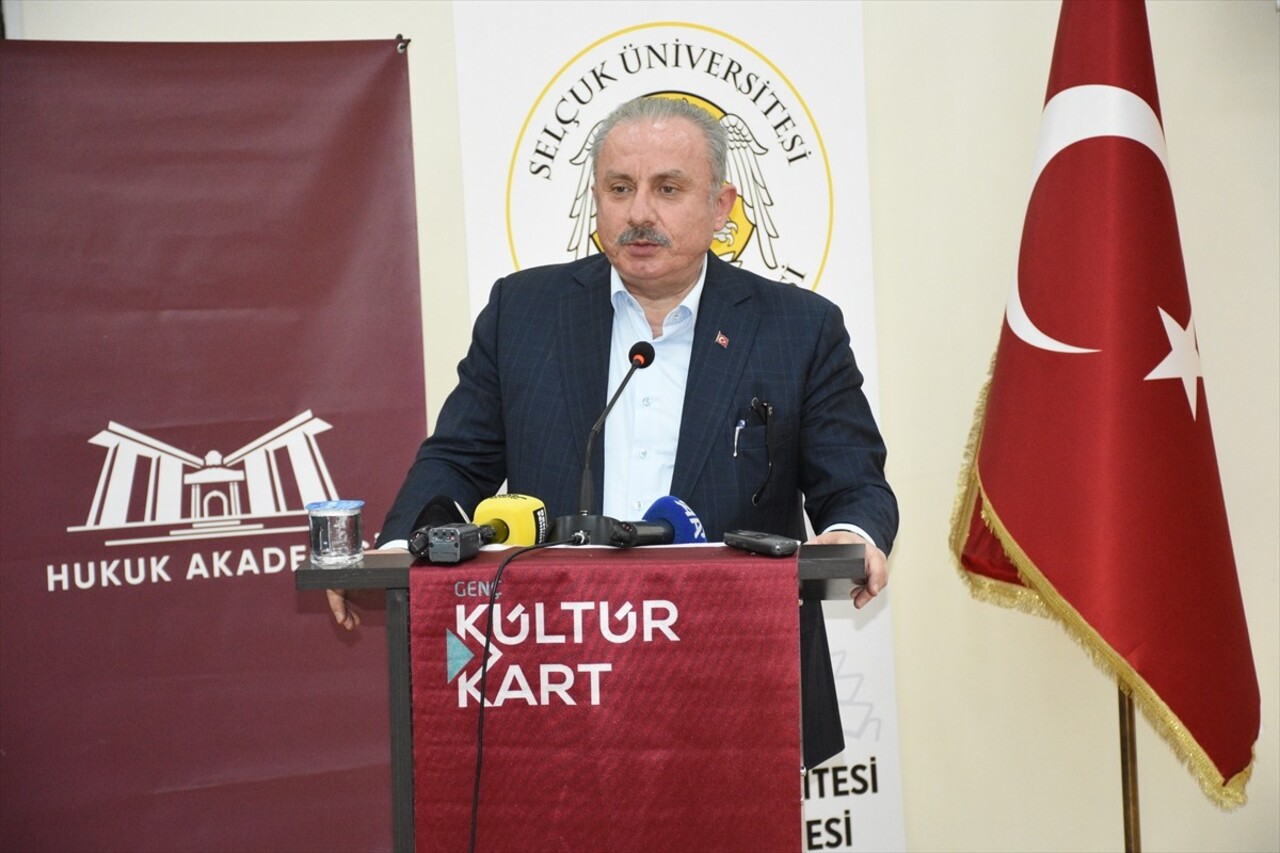 Eski TBMM Başkanı Mustafa Şentop, Selçuk Üniversitesi Hukuk Fakültesi Konferans Salonunda Hukuk...