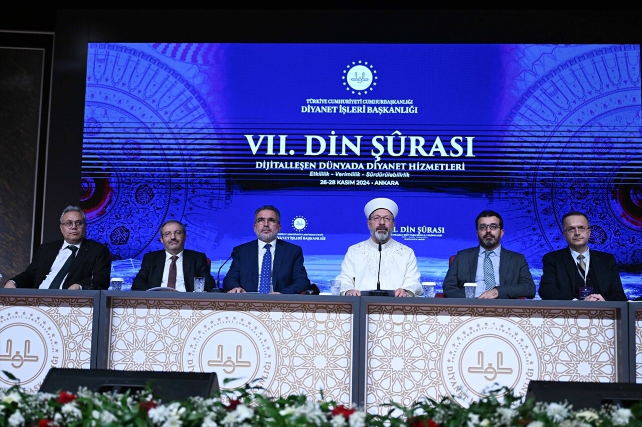 Diyanet İşleri Başkanı Ali Erbaş (sağ 3), Diyanet İşleri Başkanlığı'nda düzenlenen 7. Din...