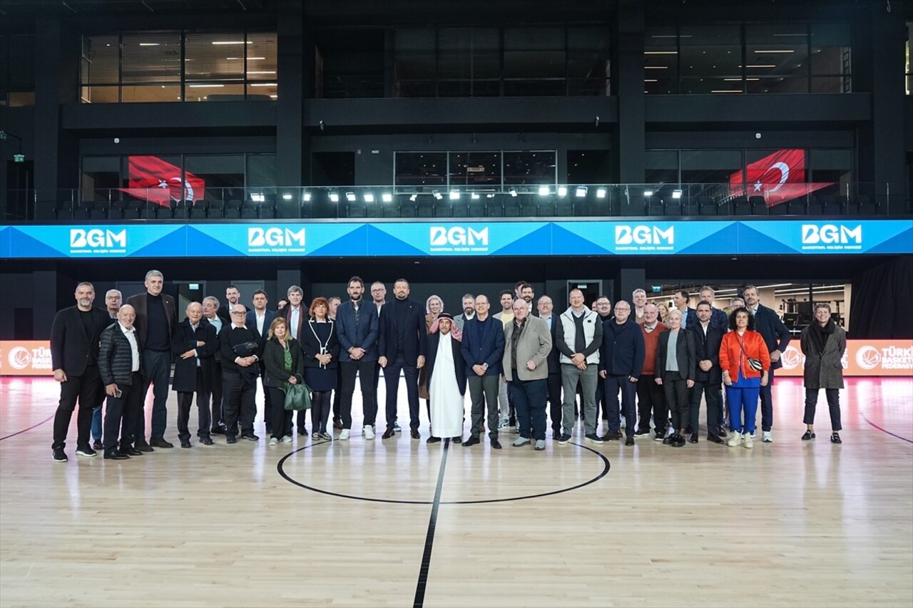 Türkiye Basketbol Federasyonu Başkanı Hidayet Türkoğlu (sağda), FIBA Dünya Başkanı Şeyh Saud Ali...