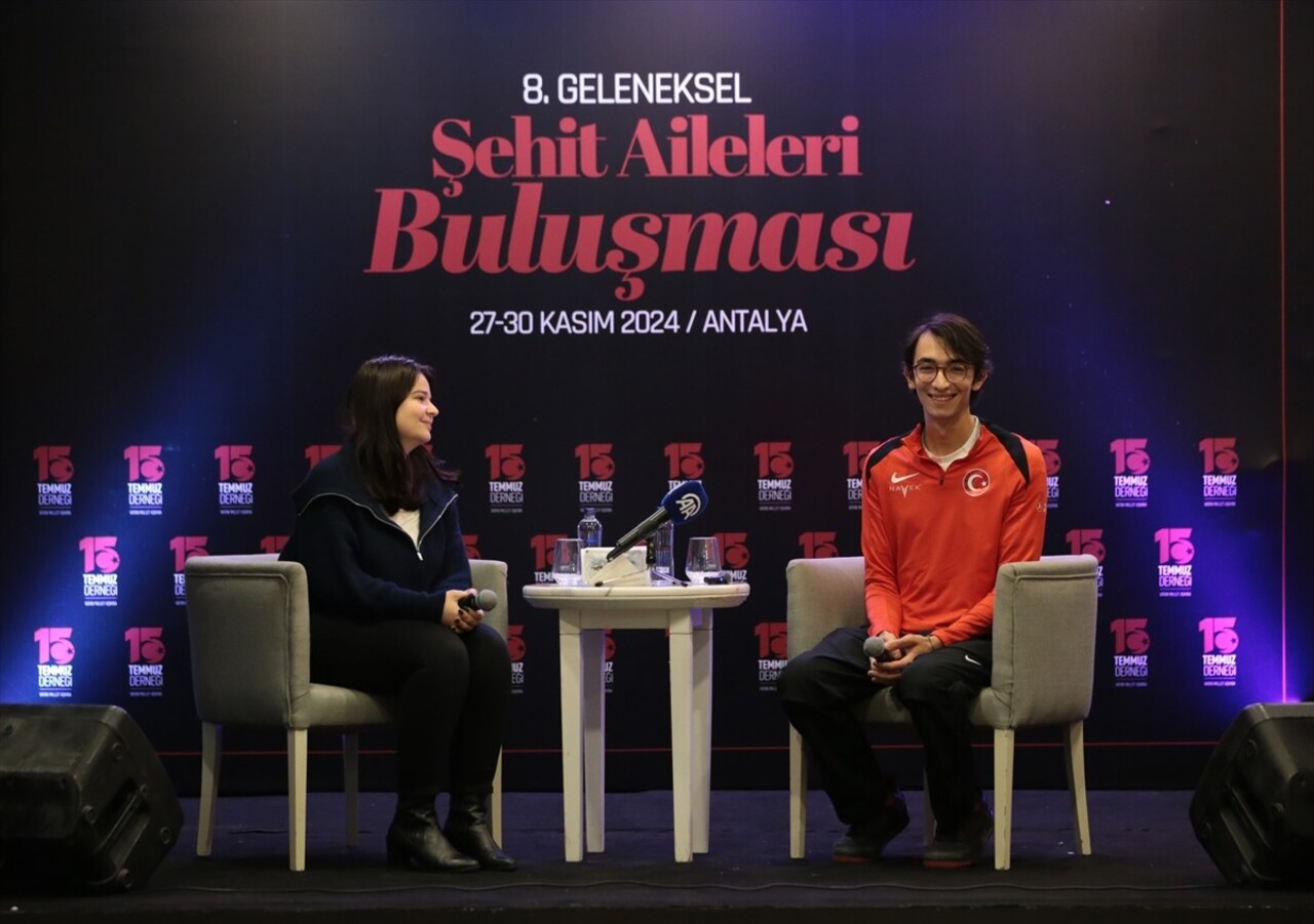 Olimpiyat ve dünya şampiyonu milli okçu Mete Gazoz (sağda), 15 Temmuz Derneği tarafından...