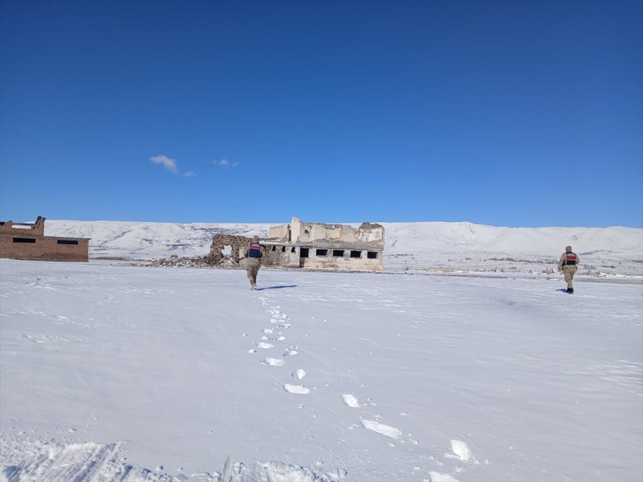 Erzurum'da yasa dışı yollarla yurda girdiği belirlenen 12 düzensiz göçmen, jandarma ekipleri...