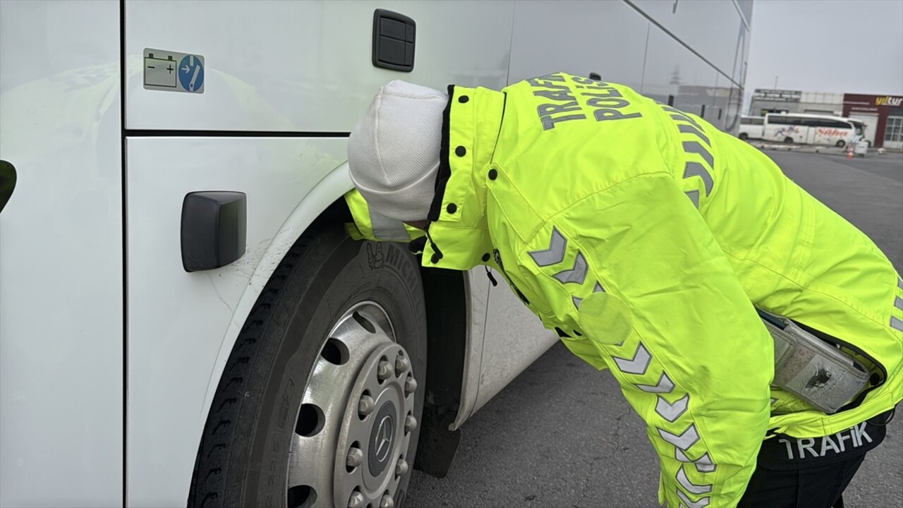 Kayseri'de, şehirlerarası yolcu taşıyan otobüsler lastik yönünden denetlendi.