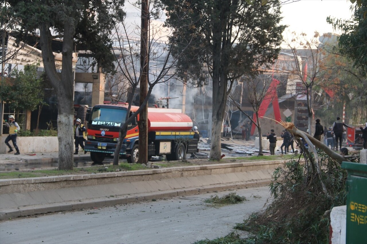 Beşşar Esed rejimine ait savaş uçaklarının İdlib iline düzenlediği hava saldırısında 3 sivil...