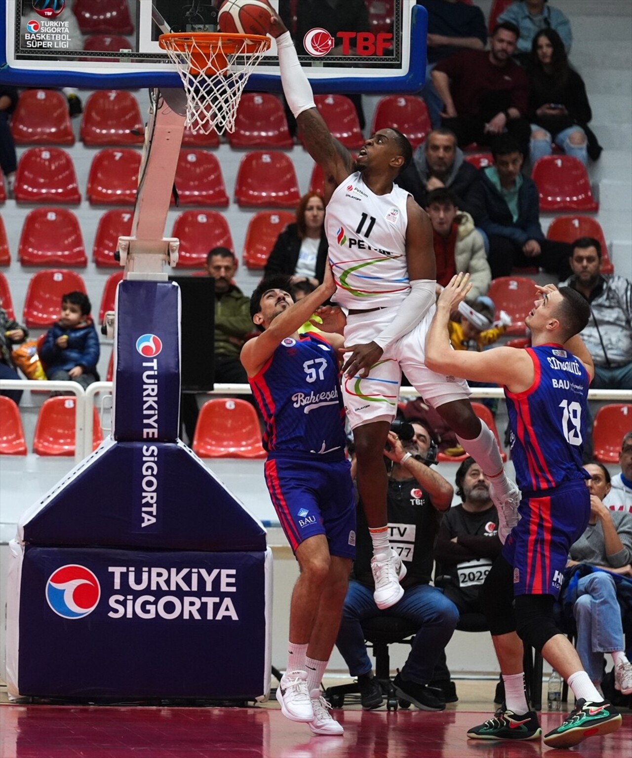 Türkiye Sigorta Basketbol Süper Ligi 8. hafta mücadelesinde Aliağa Petkimspor ile Bahçeşehir...