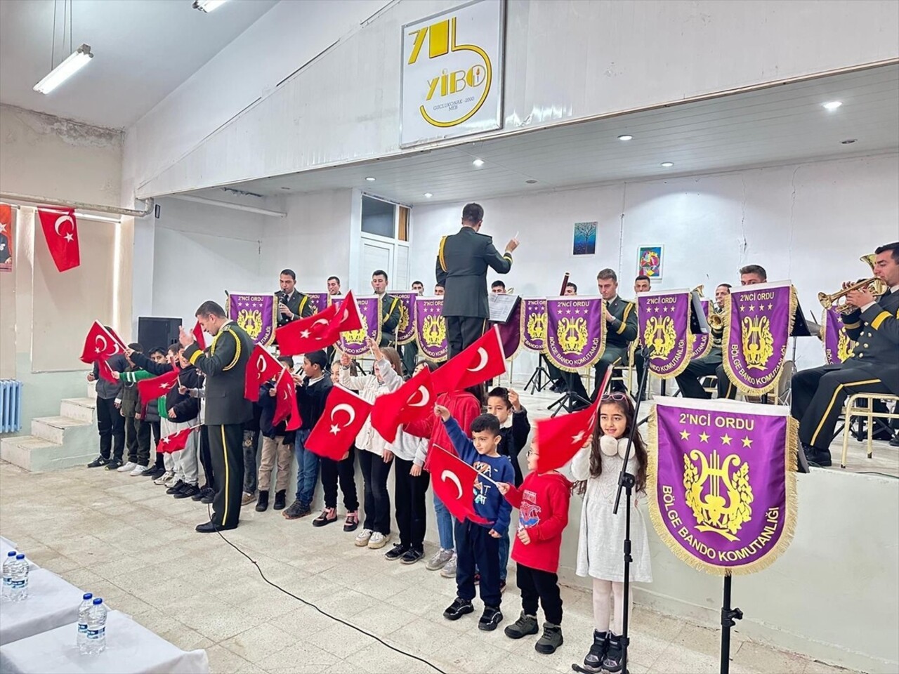 Malatya'dan gelen 2. Ordu Komutanlığı Bandosu, Şırnak'ın Güçlükonak ilçesinde konser...