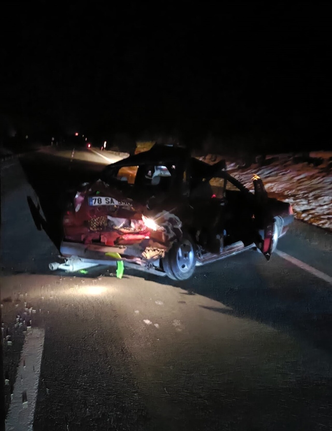 Karabük'ün Safranbolu ilçesinde cipin arızalanan otomobile çarpması sonucu 2'si çocuk 3 kişi...