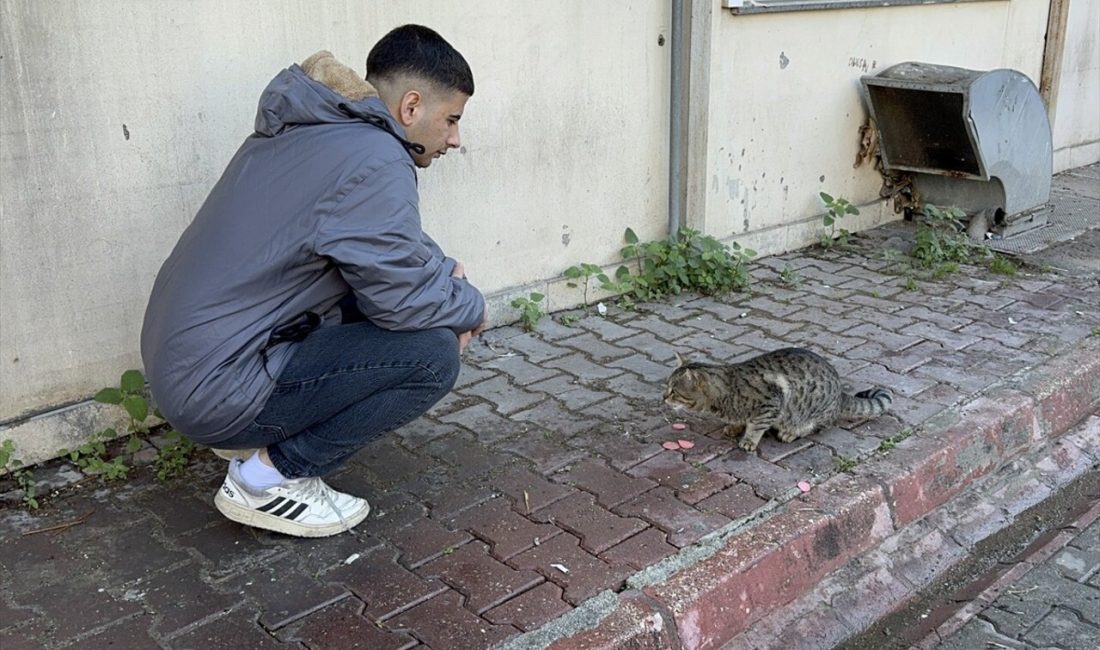 Adana'da bir işçi, yemeğini