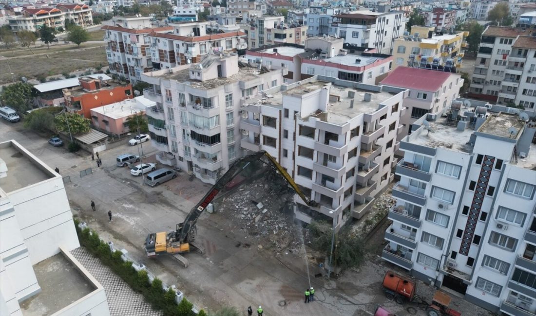 Adana'da orta hasarlı binaların