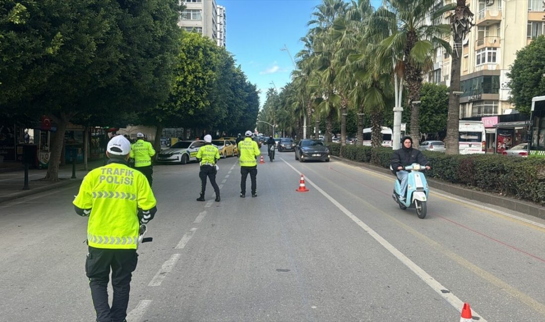 Adana'da sivil trafik polisleri,