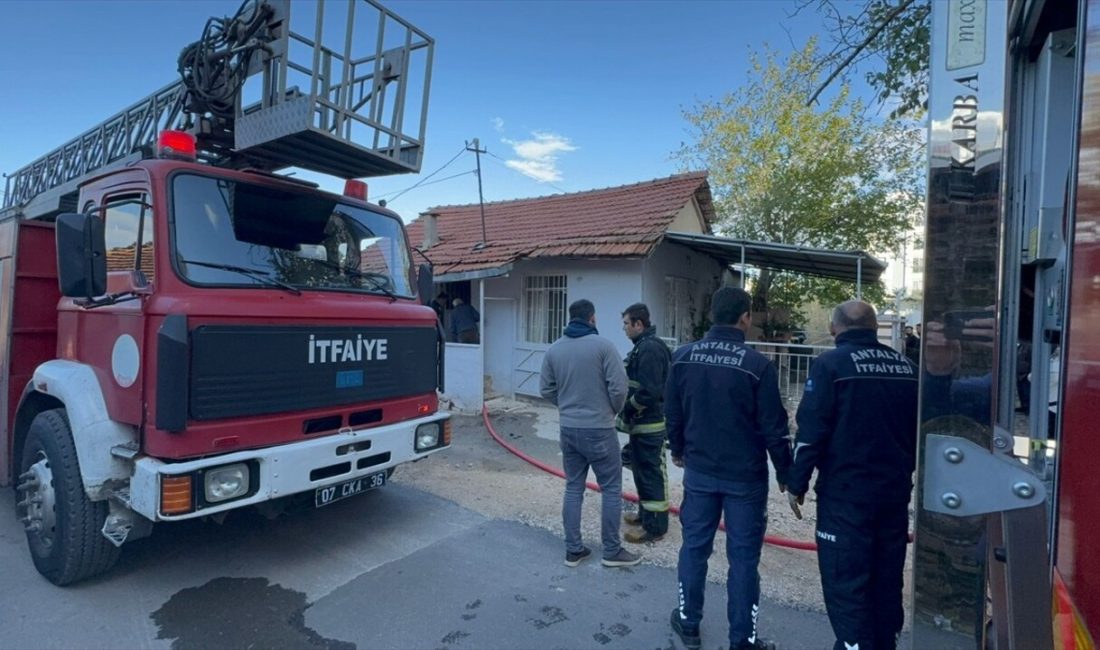 Muratpaşa'da evdeki yangın itfaiye