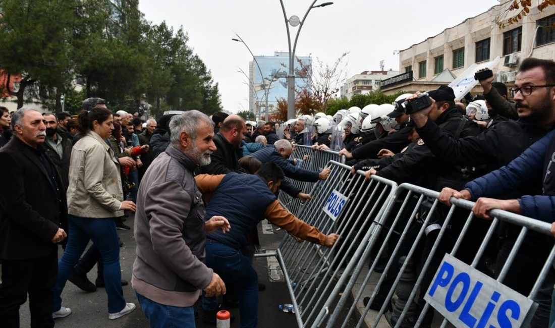 Batman Belediyesi önünde polise