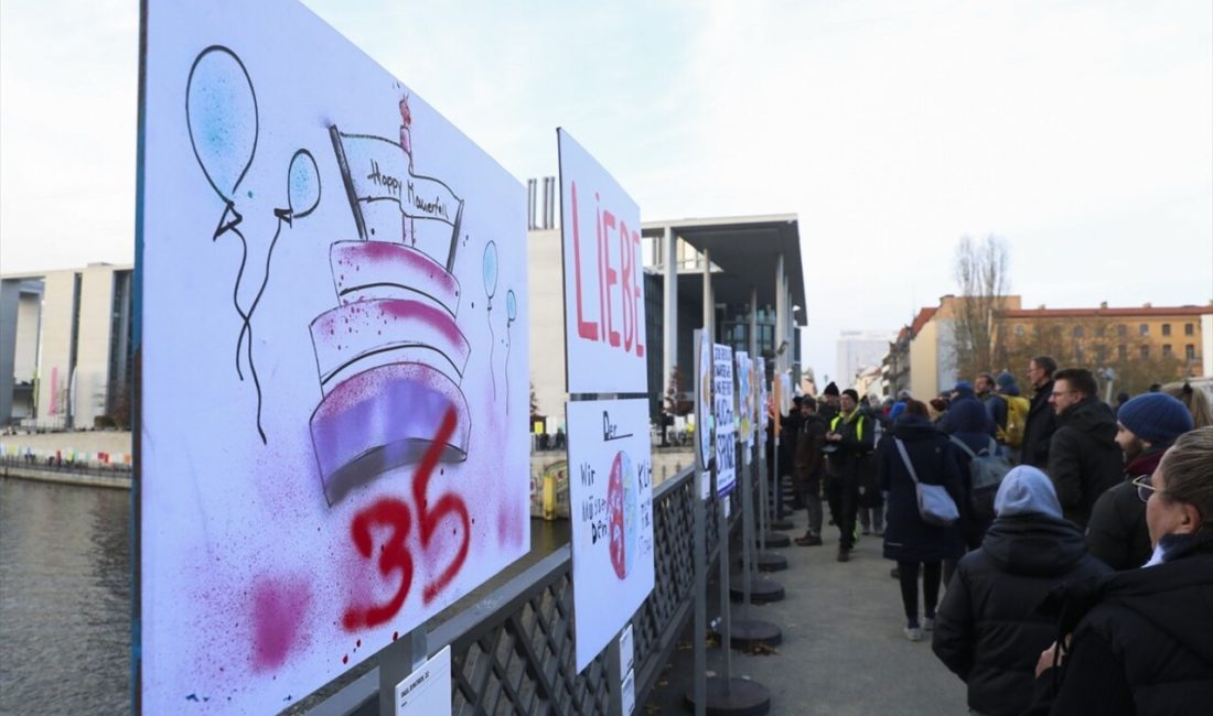 Berlin Duvarı'nın yıkılışının 35.