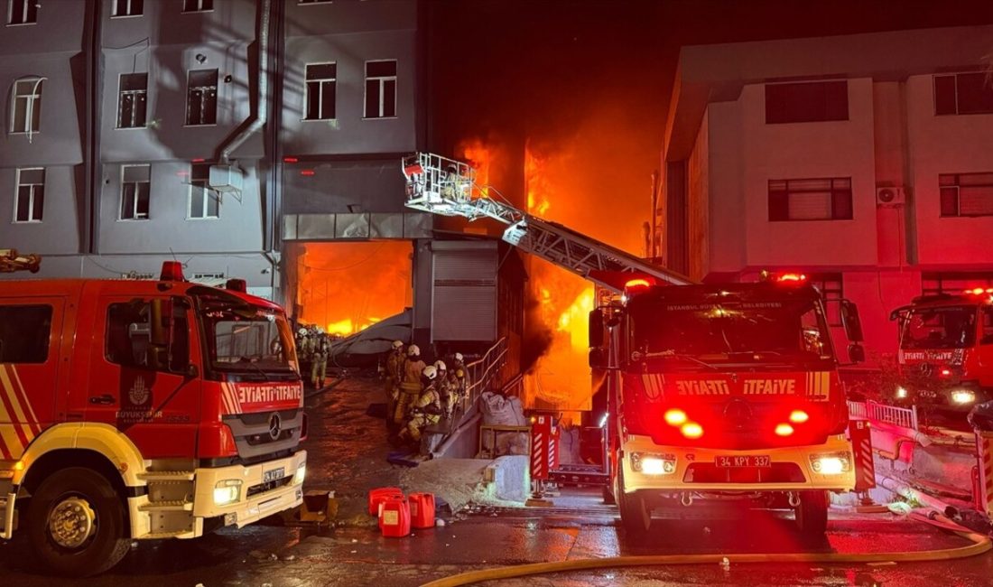 Beylikdüzü'ndeki fabrikada çıkan yangına