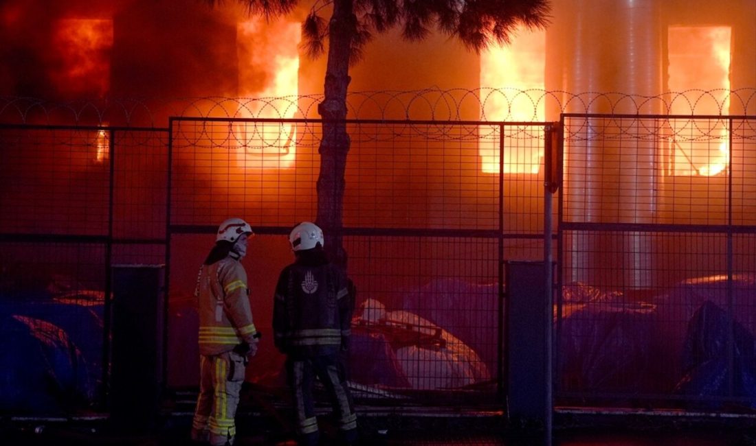 Beylikdüzü'ndeki fabrikada yangın sürerken,