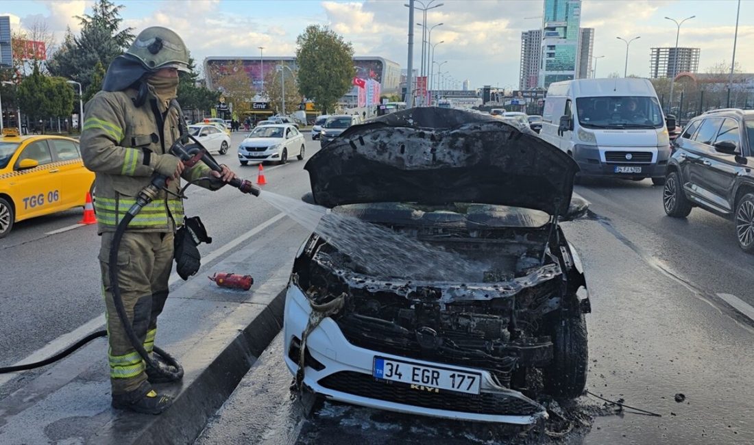 Beylikdüzü'nde seyir halindeki otomobilin