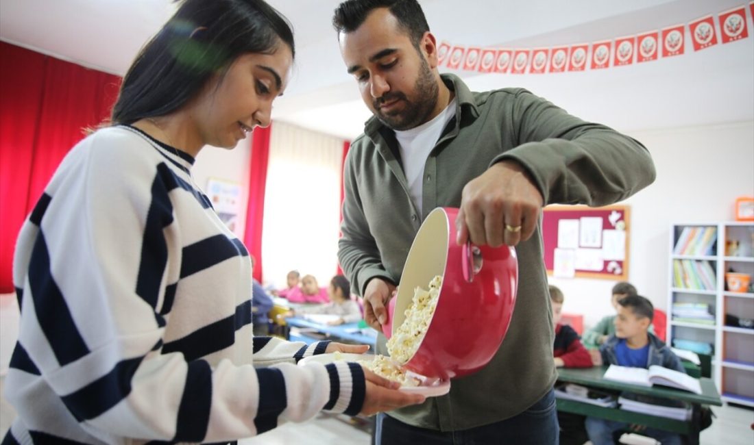 Pervari'deki Buse Canat, öğrencilerini