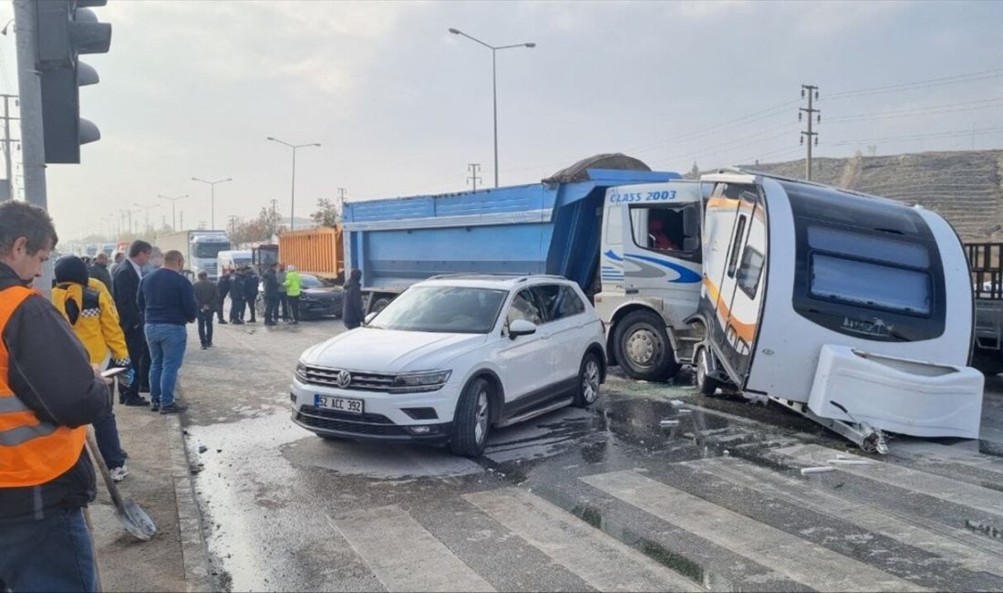 Çorum'da kamyonun kırmızı ışıkta