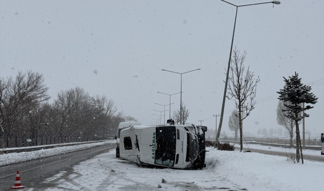 Erzurum'da direğe çarpan minibüste