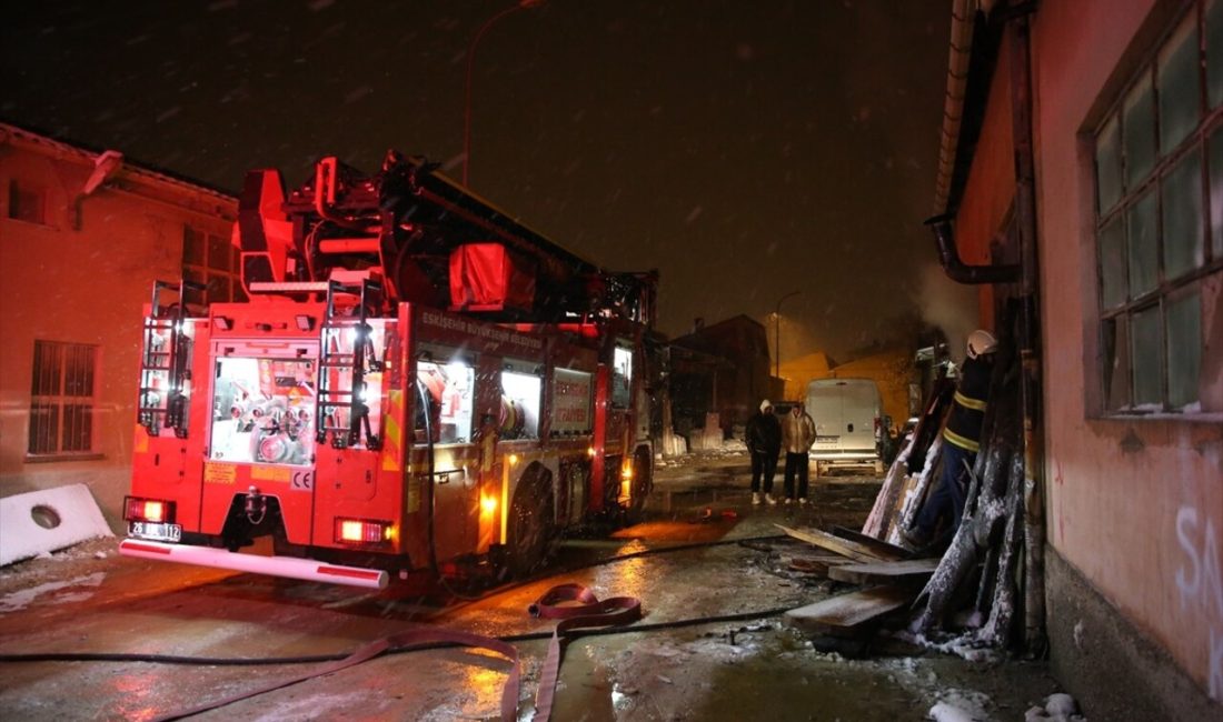 Tepebaşı'ndaki mobilya atölyesinde çıkan