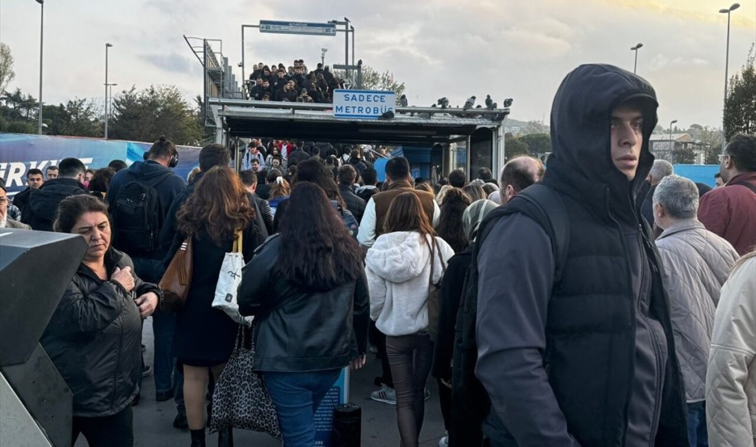 İstanbul'daki metrobüs duraklarında yolcu