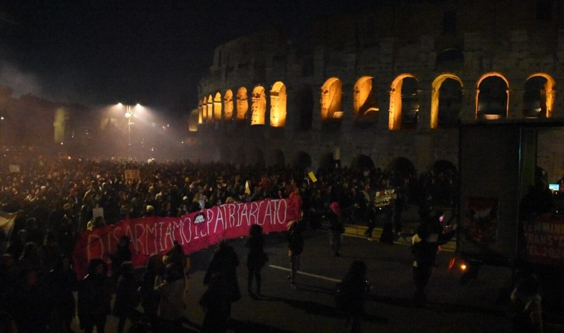 Roma'da düzenlenen yürüyüş, kadınlara