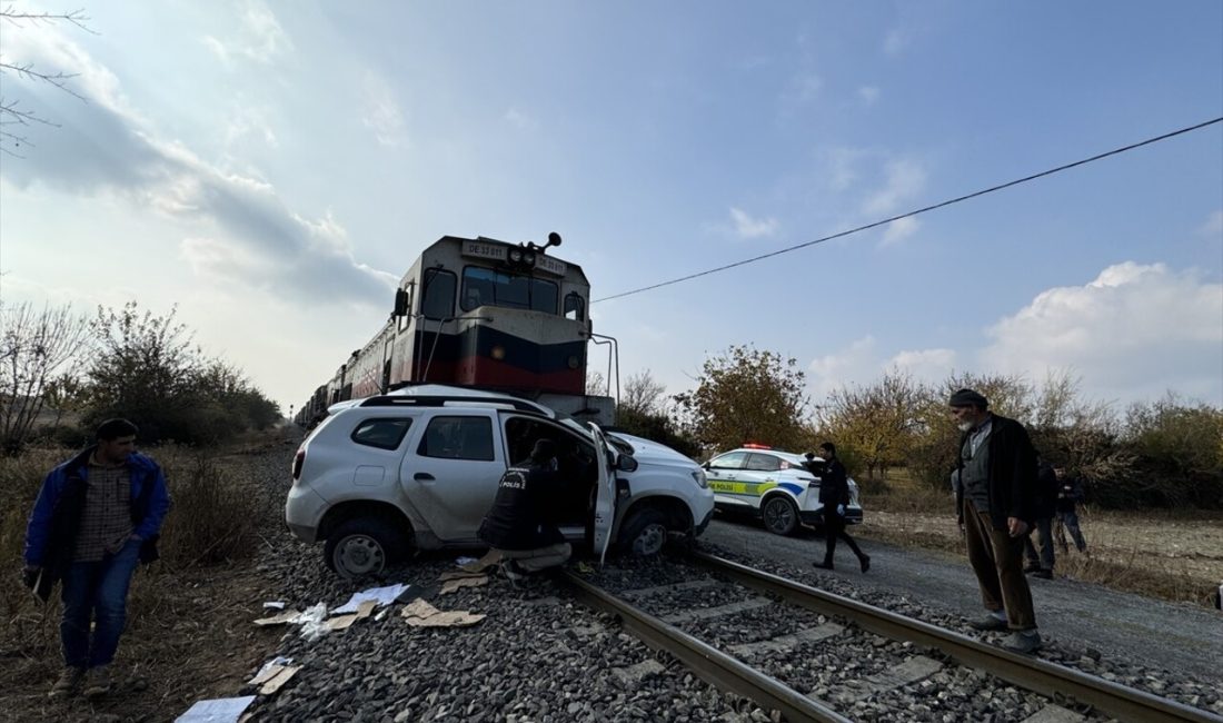 Malatya'da yük treninin otomobile