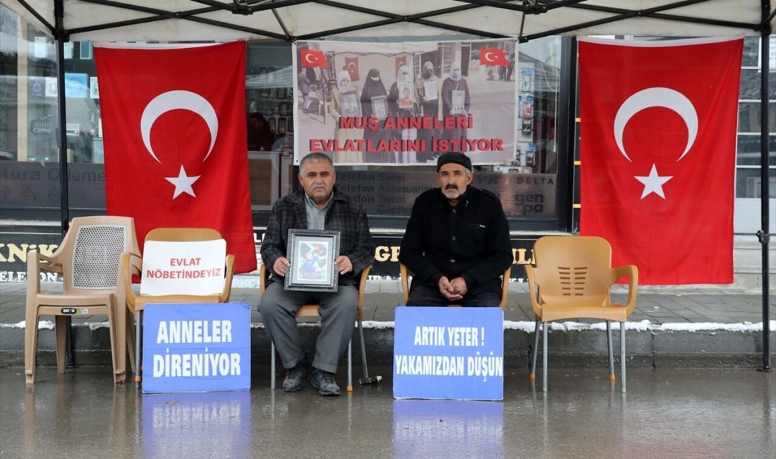 Muş'ta çocuklarını PKK'dan kurtarmak