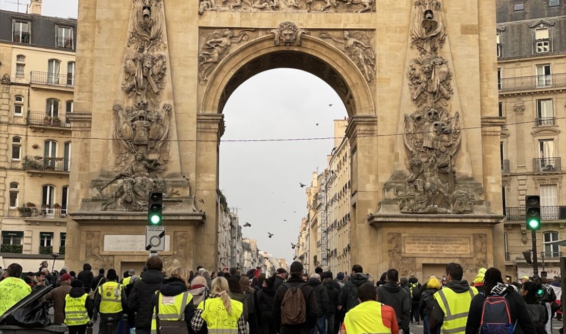 Paris'te sarı yelekliler, hareketlerinin